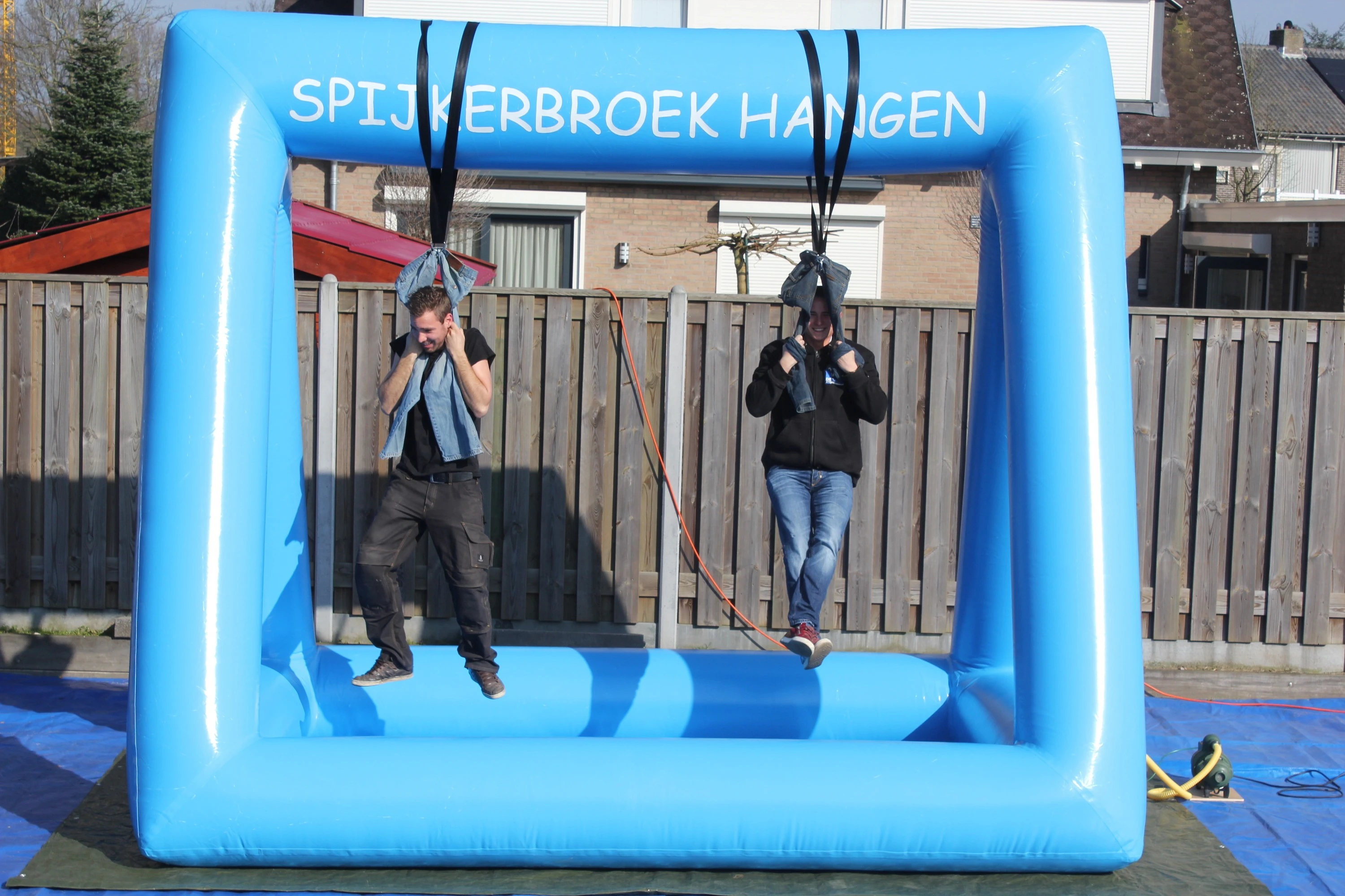spijkerbroekhangen4_1704297339.jpg