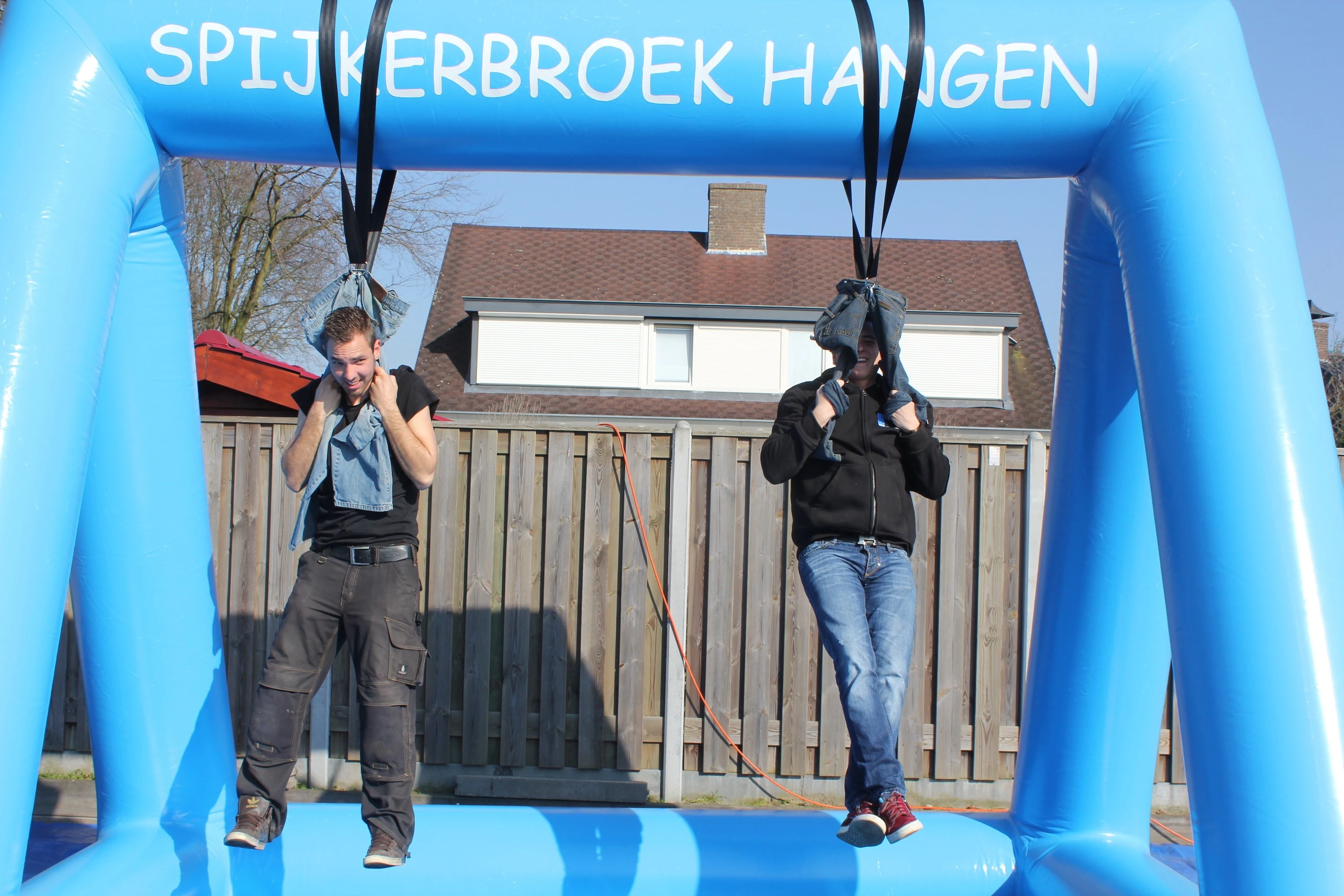 spijkerbroekhangen3_1704297340.jpg