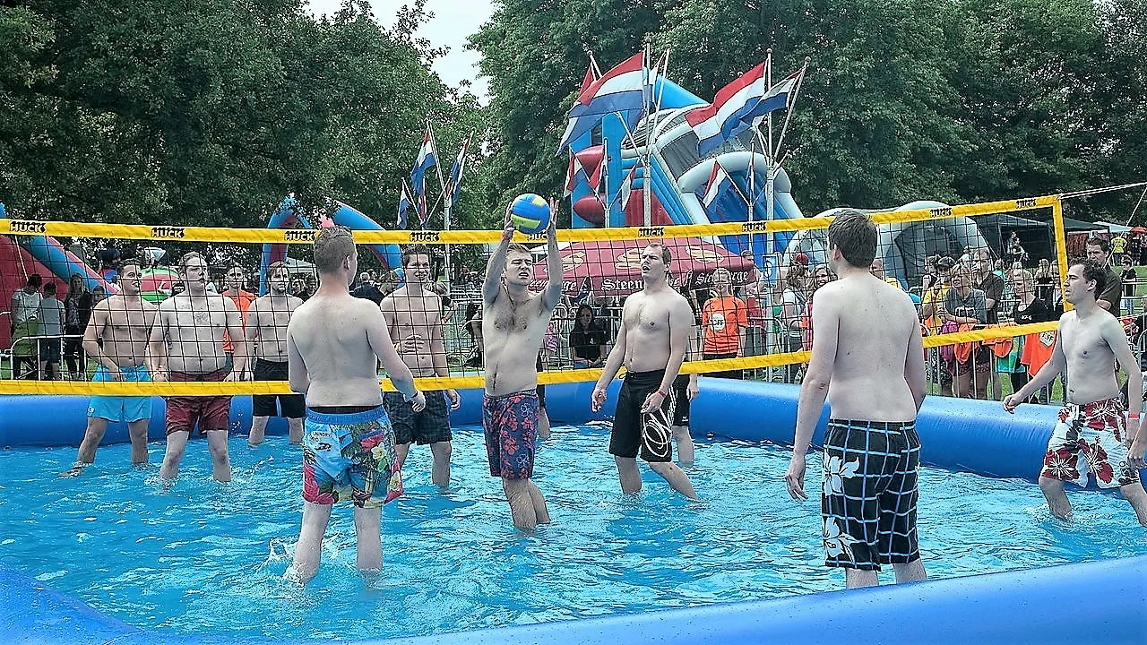 Watervolleybal spel 12x8m